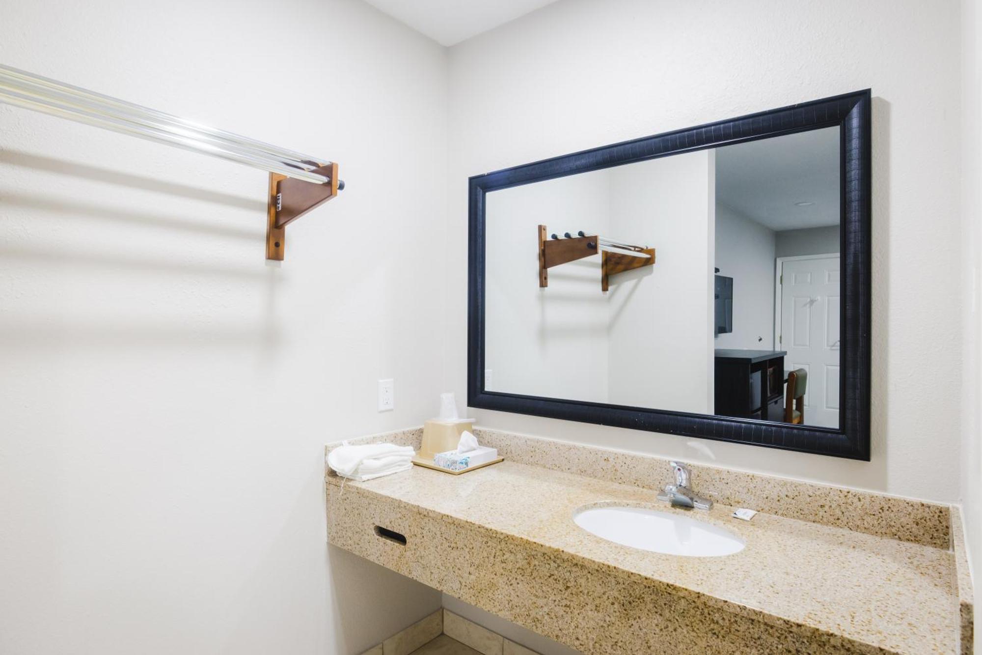 Scottish Inn & Suites Wharton Экстерьер фото