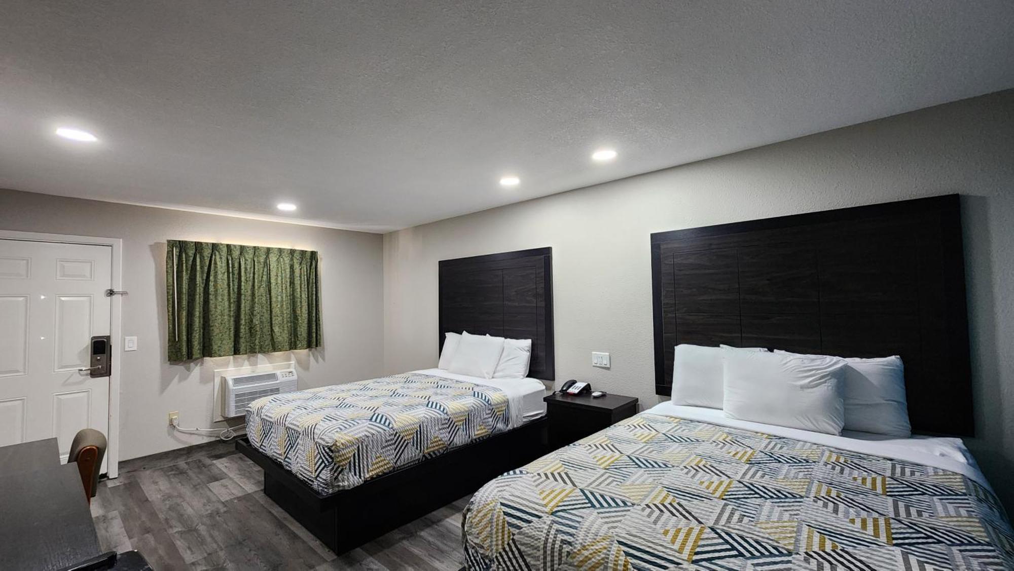 Scottish Inn & Suites Wharton Экстерьер фото